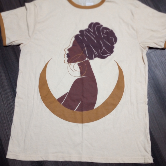 Elegant Cream Graphic Women's Tee Izzy & Liv - Picture 3 of 4